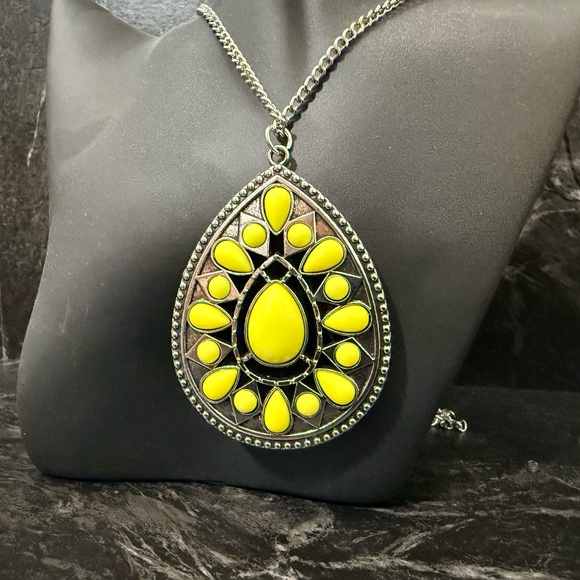 PAPARAZZI Necklace and Earrings Set - Picture 2 of 11